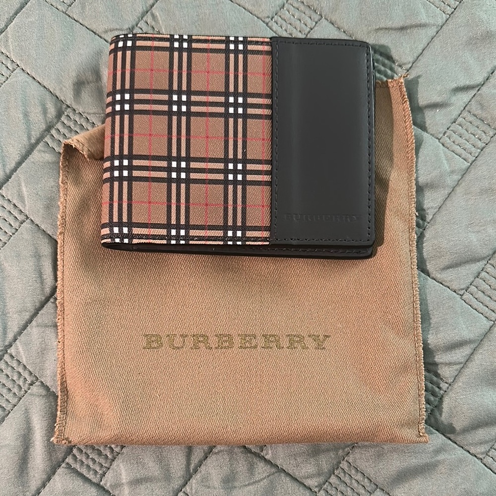 Burberry Black and Brown Key Card Holder (Never Used)